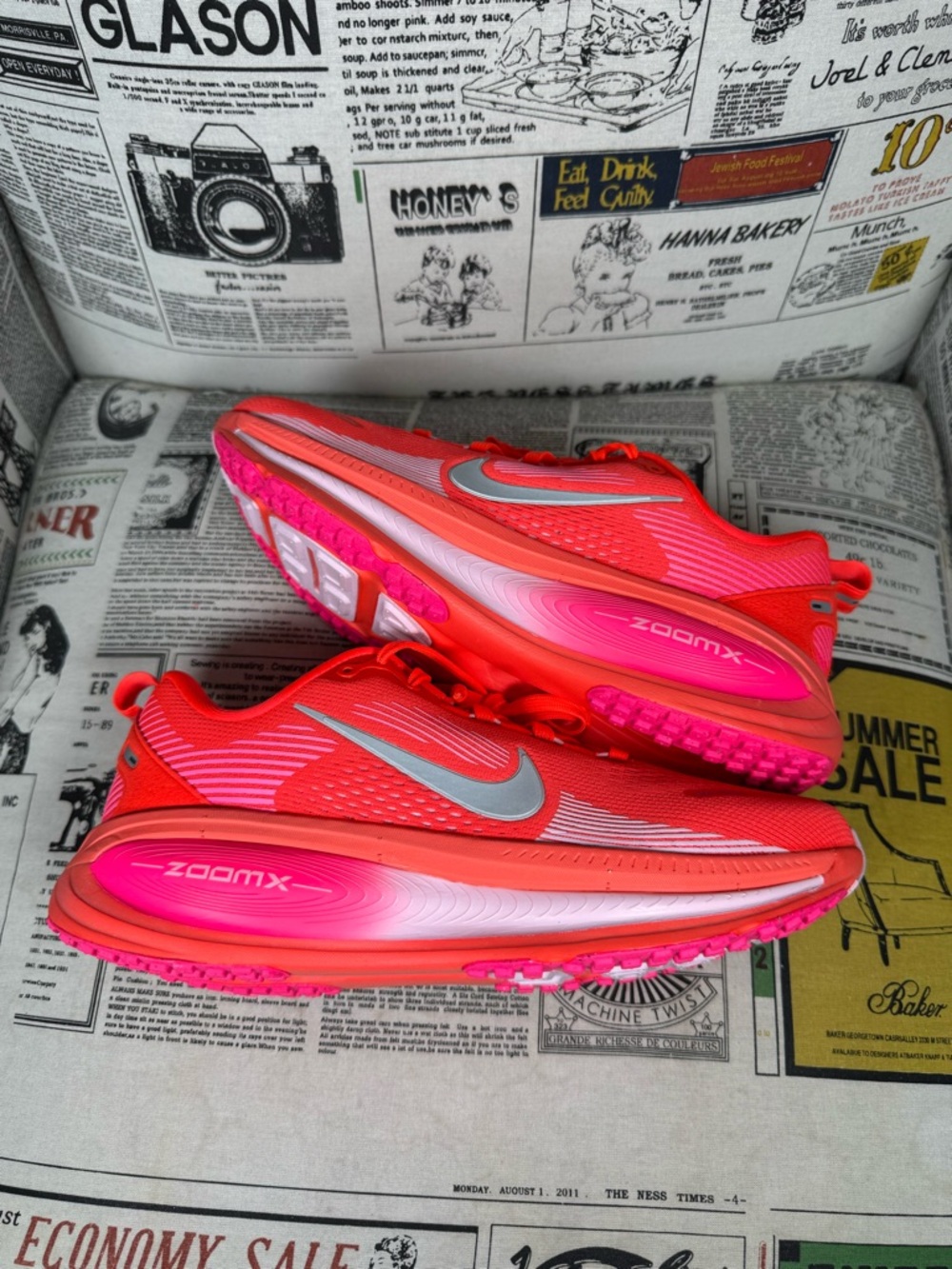 Nike Vomero 18 Bright Crimson/Metallic Silver HM6804-603 Women Size 10 - Picture 2 of 8